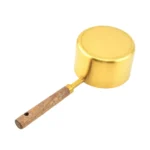 Casserole en Métal Doré avec Poignée en Bois